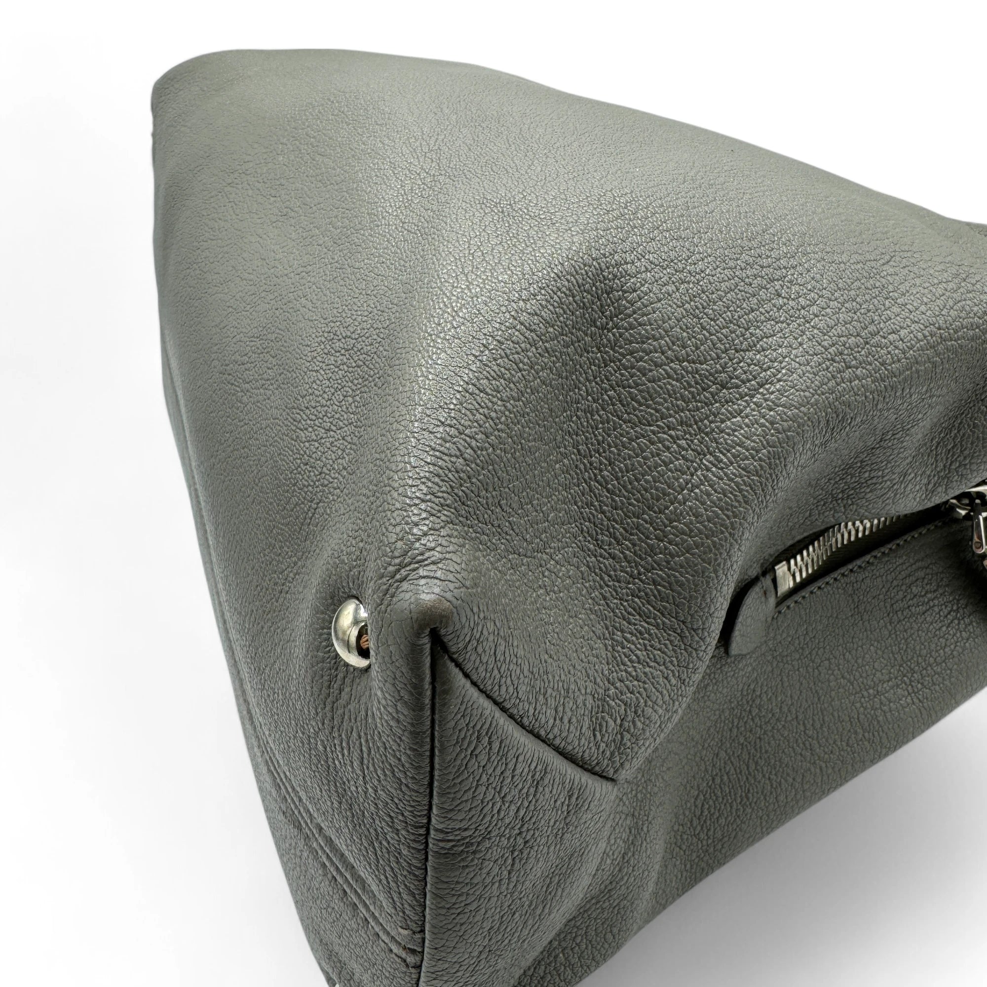 Miu Miu Handtasche Madras mit Umhängegurt aus Leder grau