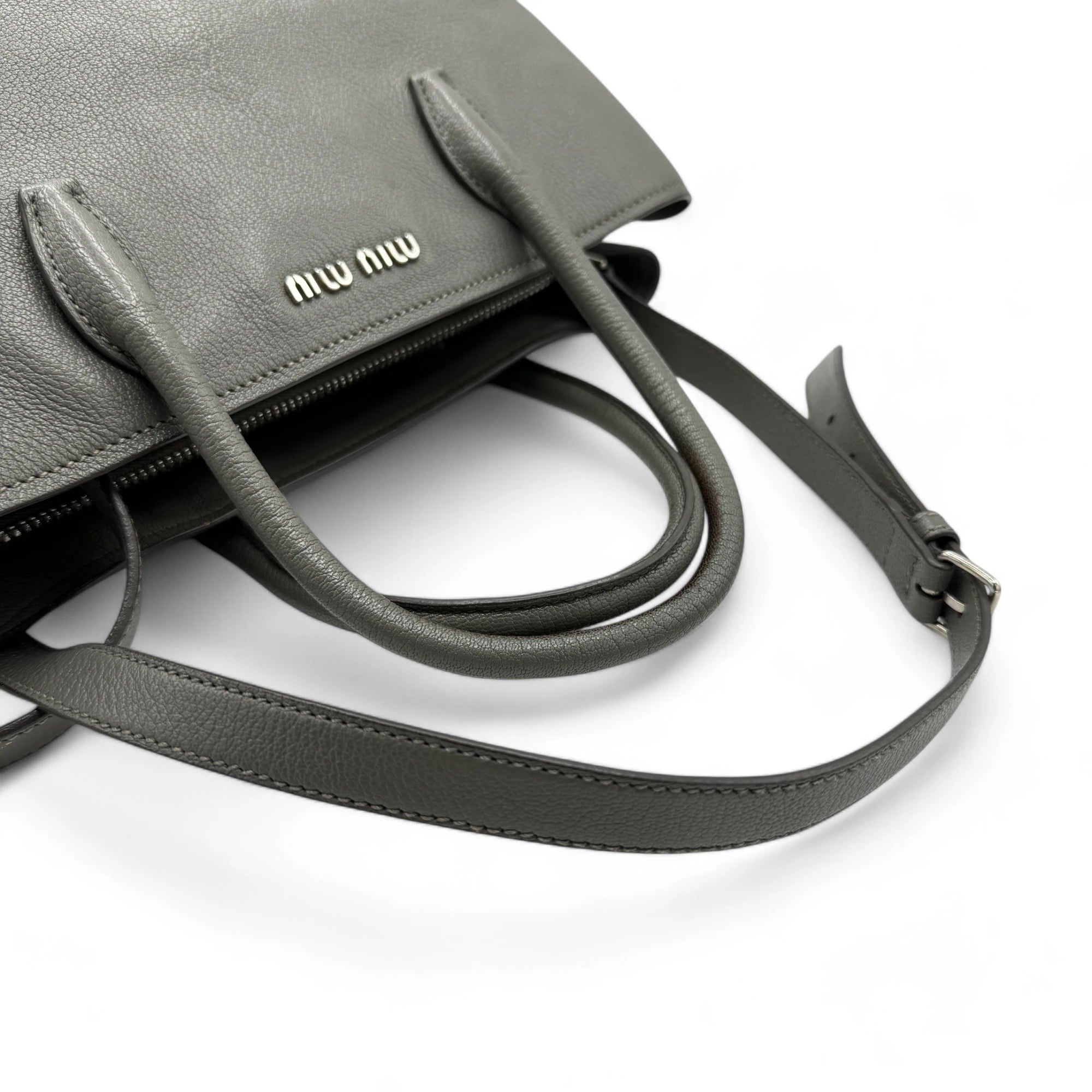 Miu Miu Handtasche Madras mit Umhängegurt aus Leder grau