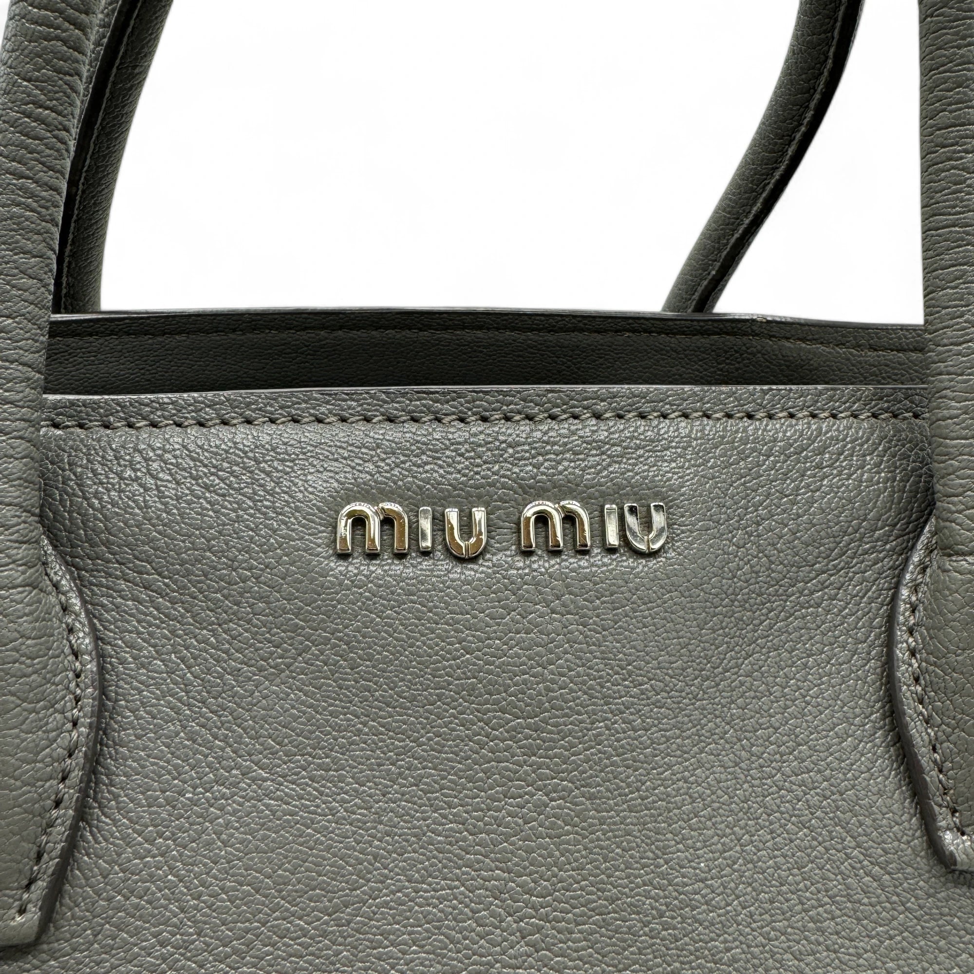 Miu Miu Handtasche Madras mit Umhängegurt aus Leder grau