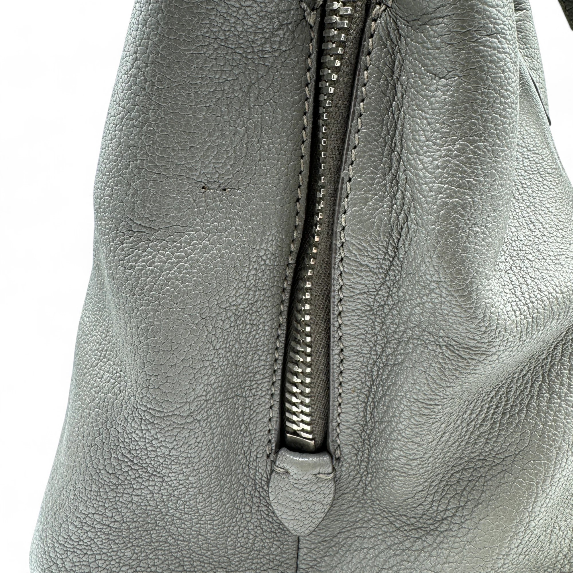 Miu Miu Handtasche Madras mit Umhängegurt aus Leder grau