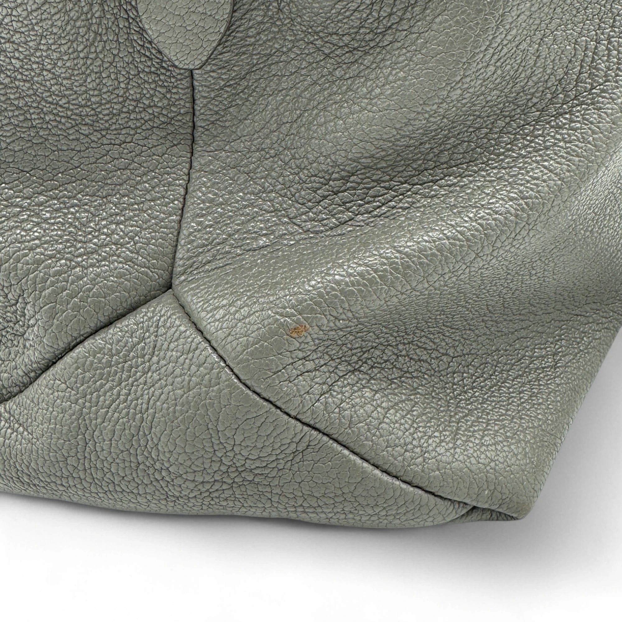 Miu Miu Handtasche Madras mit Umhängegurt aus Leder grau