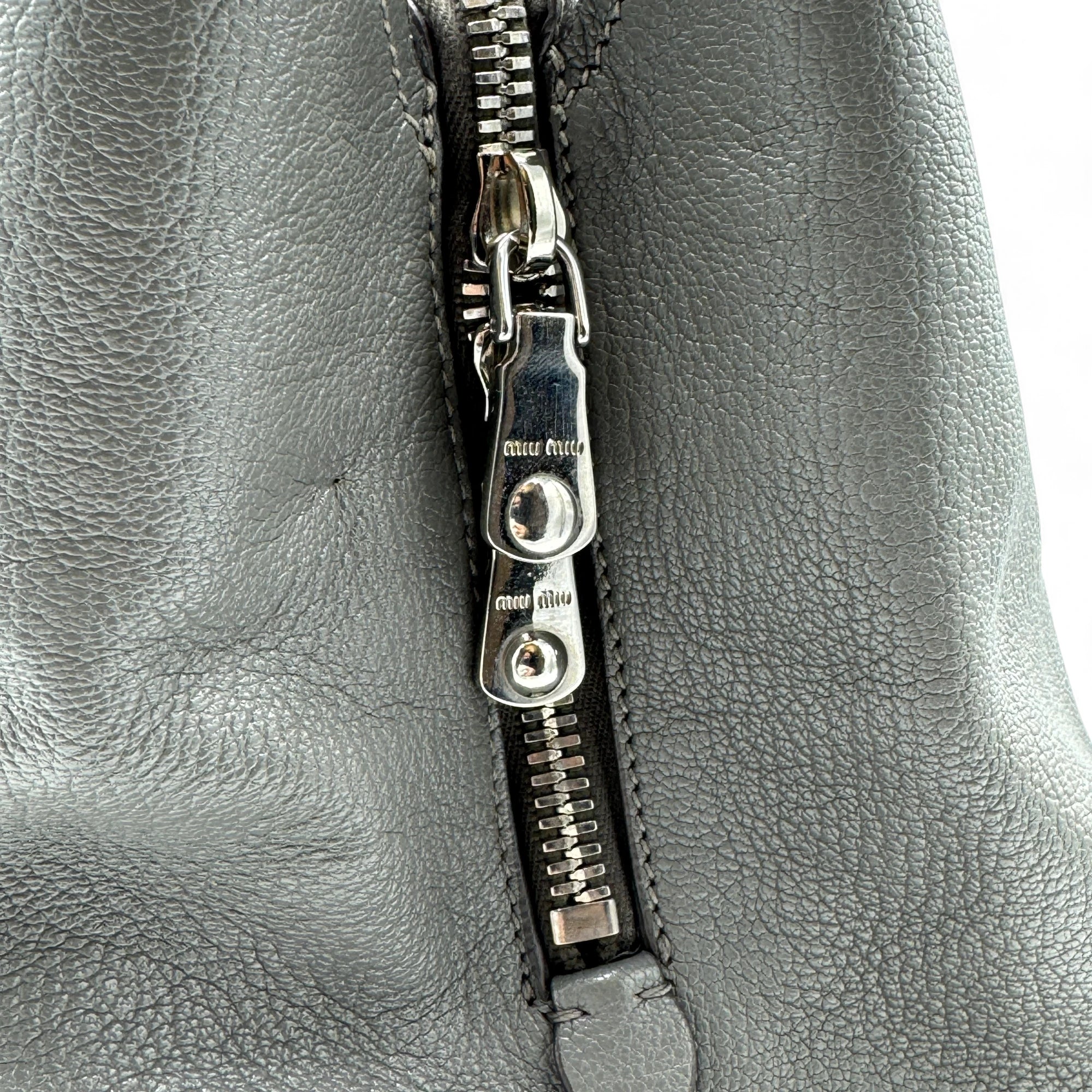 Miu Miu Handtasche Madras mit Umhängegurt aus Leder grau