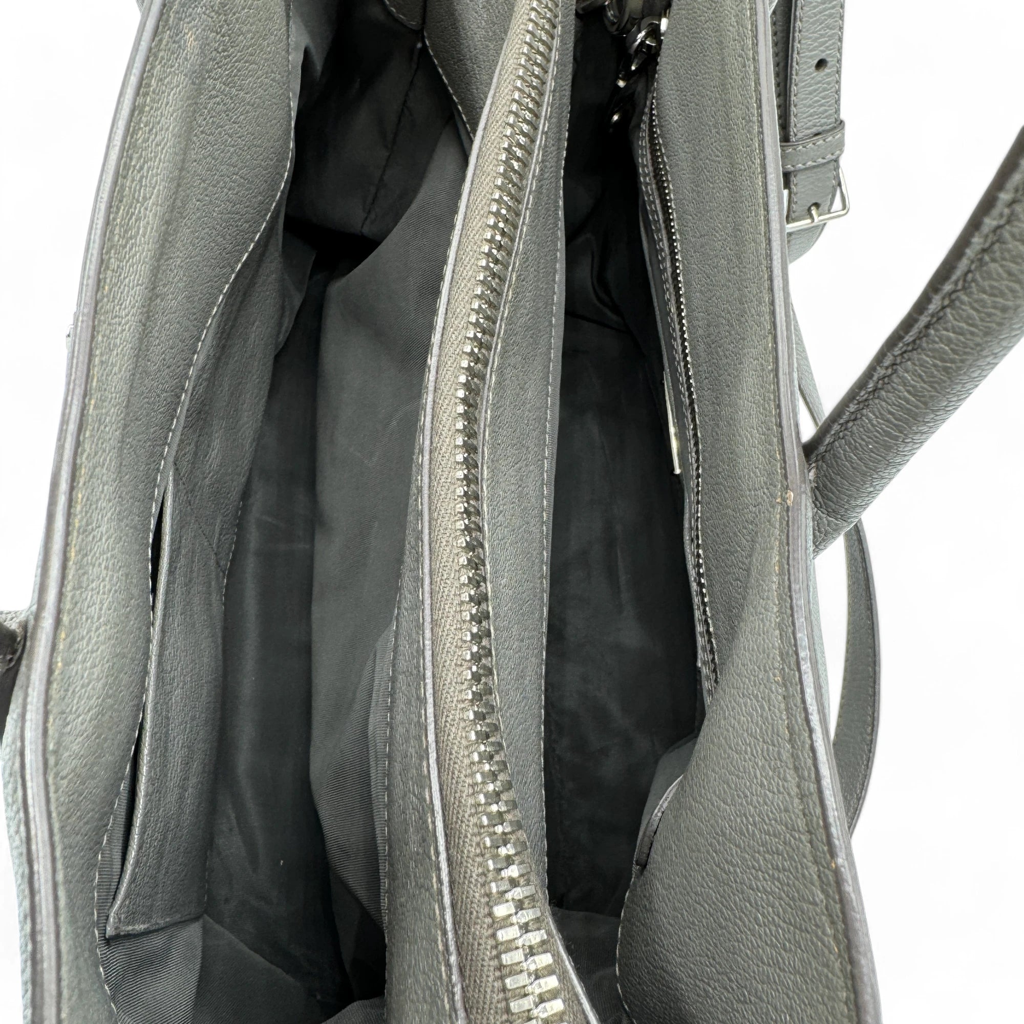 Miu Miu Handtasche Madras mit Umhängegurt aus Leder grau