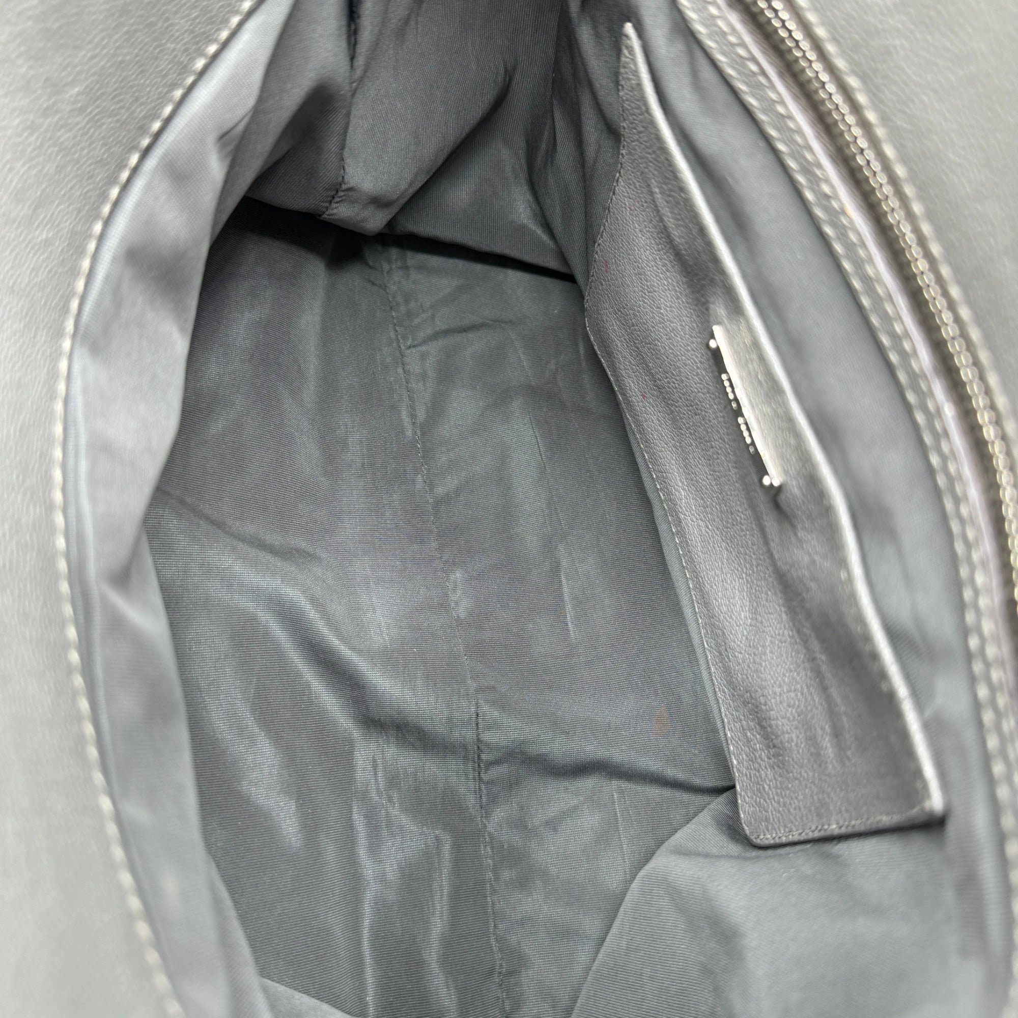Miu Miu Handtasche Madras mit Umhängegurt aus Leder grau