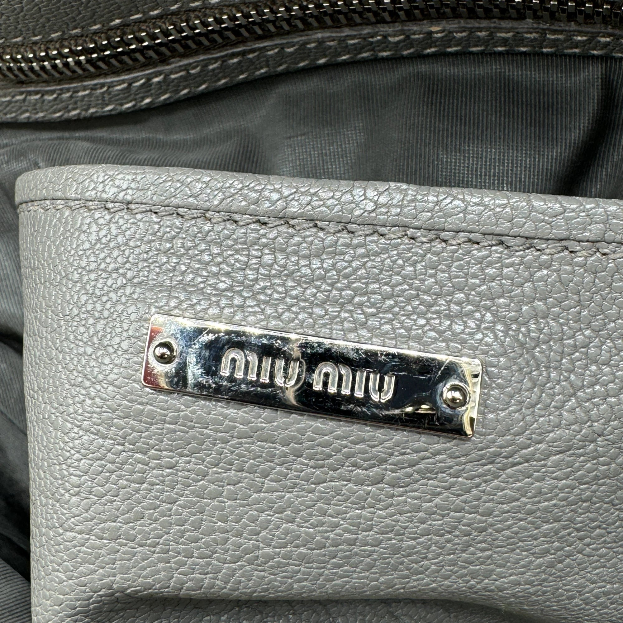 Miu Miu Handtasche Madras mit Umhängegurt aus Leder grau