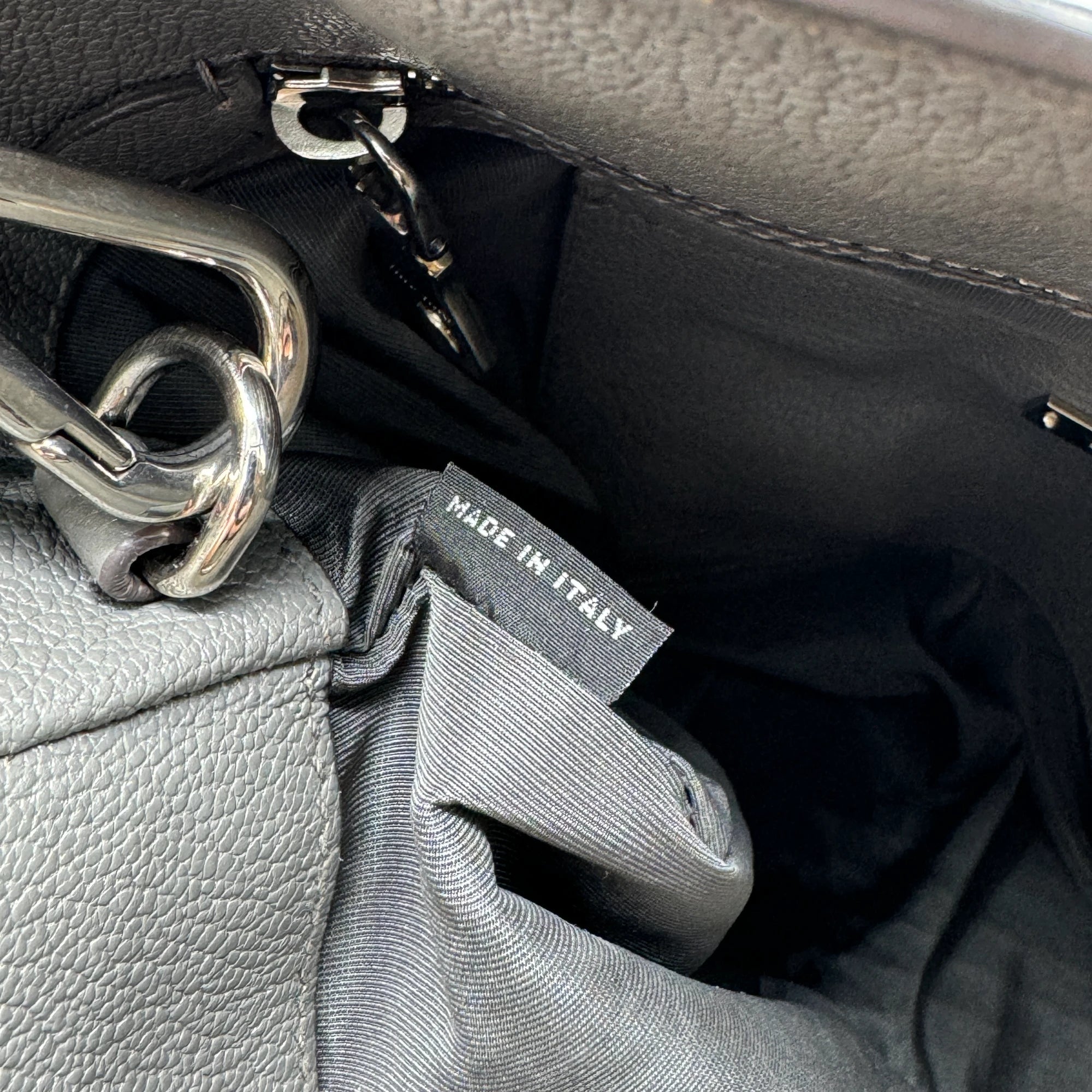 Miu Miu Handtasche Madras mit Umhängegurt aus Leder grau