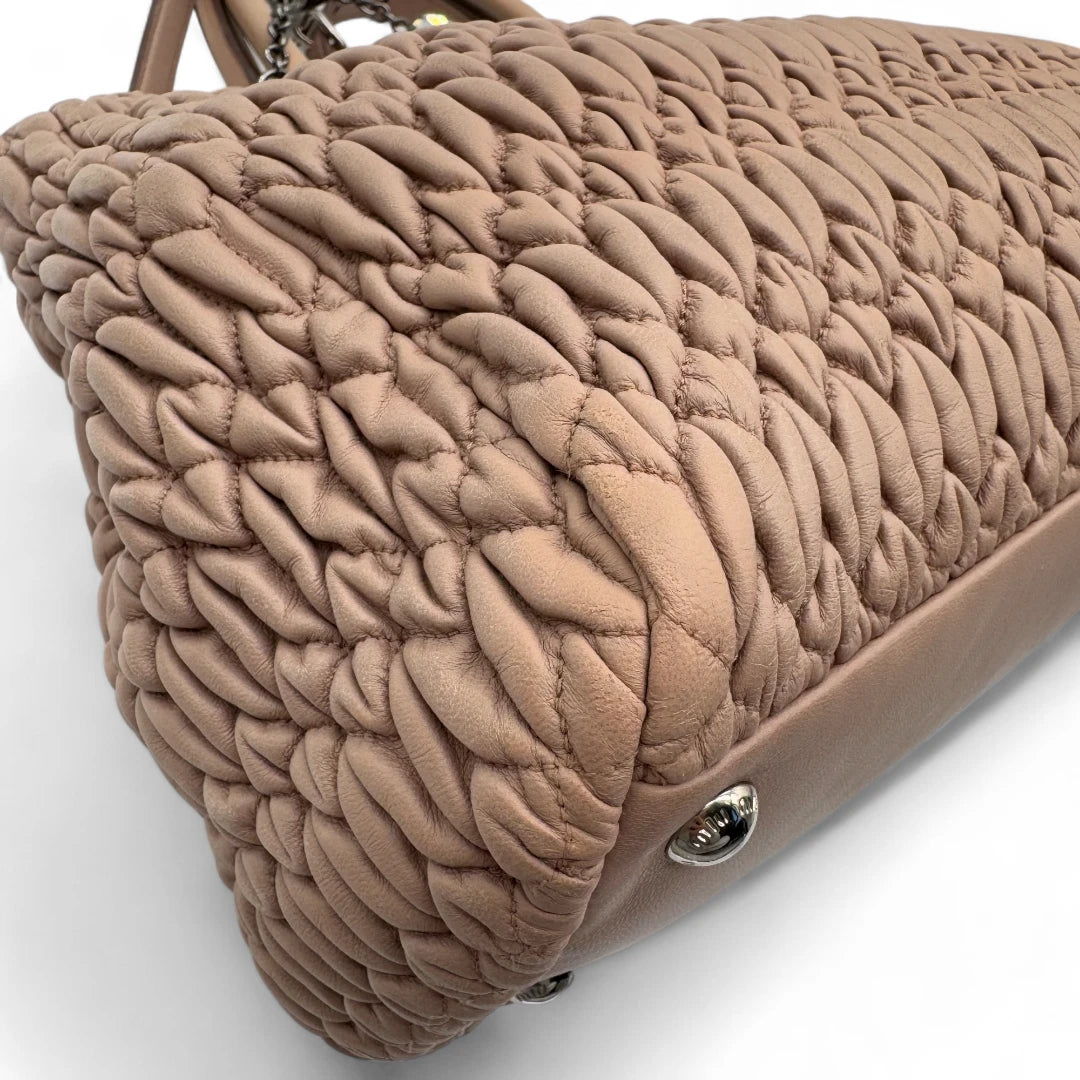 Miu Miu Handtasche Matelassé mit Umhängegurt und Miu Miu Charm aus Leder rosa