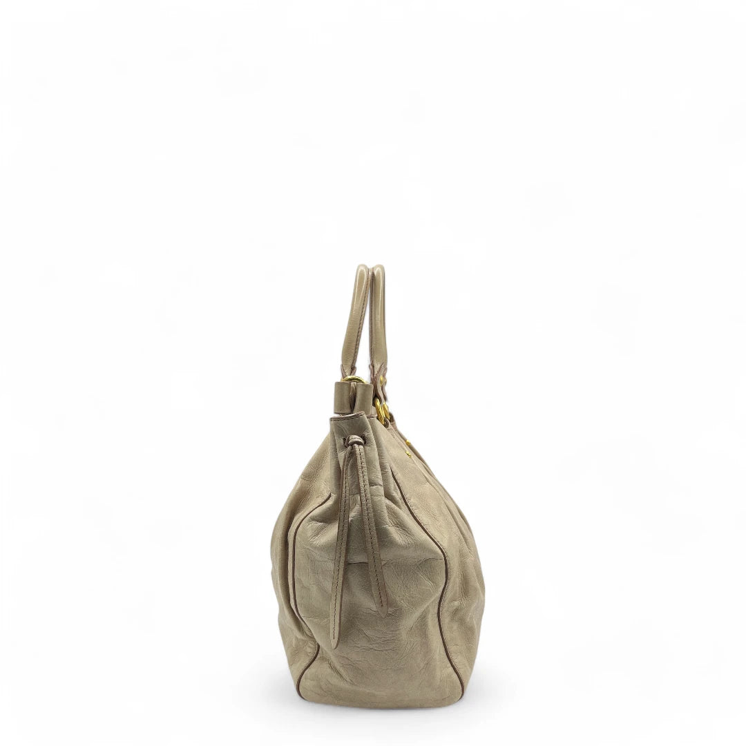 Miu Miu Handtasche Vitello Lux groß aus Leder beige