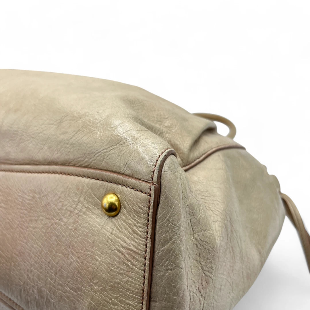 Miu Miu Handtasche Vitello Lux groß aus Leder beige