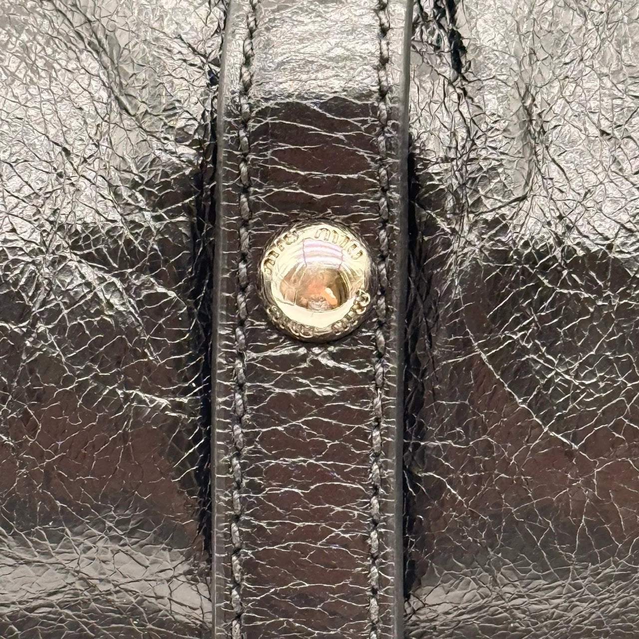 Miu Miu Handtasche Vitello Lux mit Umhängegurt aus Leder schwarz