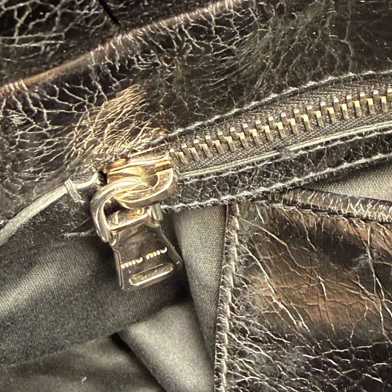 Miu Miu Handtasche Vitello Lux mit Umhängegurt aus Leder schwarz