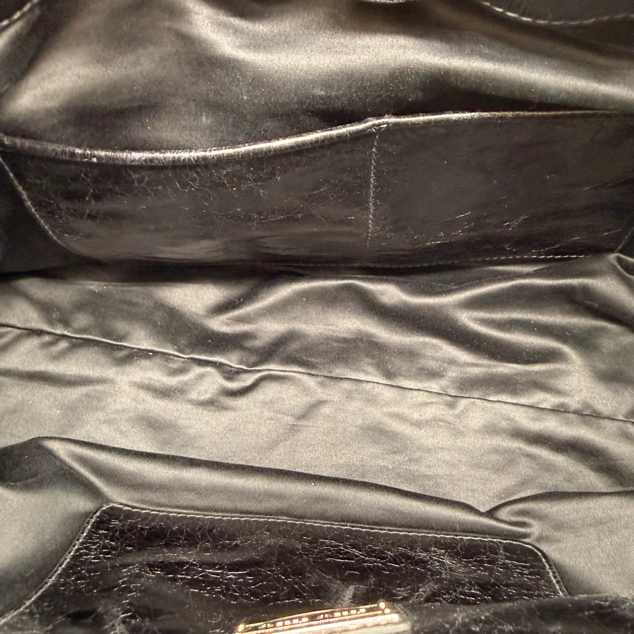 Miu Miu Handtasche Vitello Lux mit Umhängegurt aus Leder schwarz