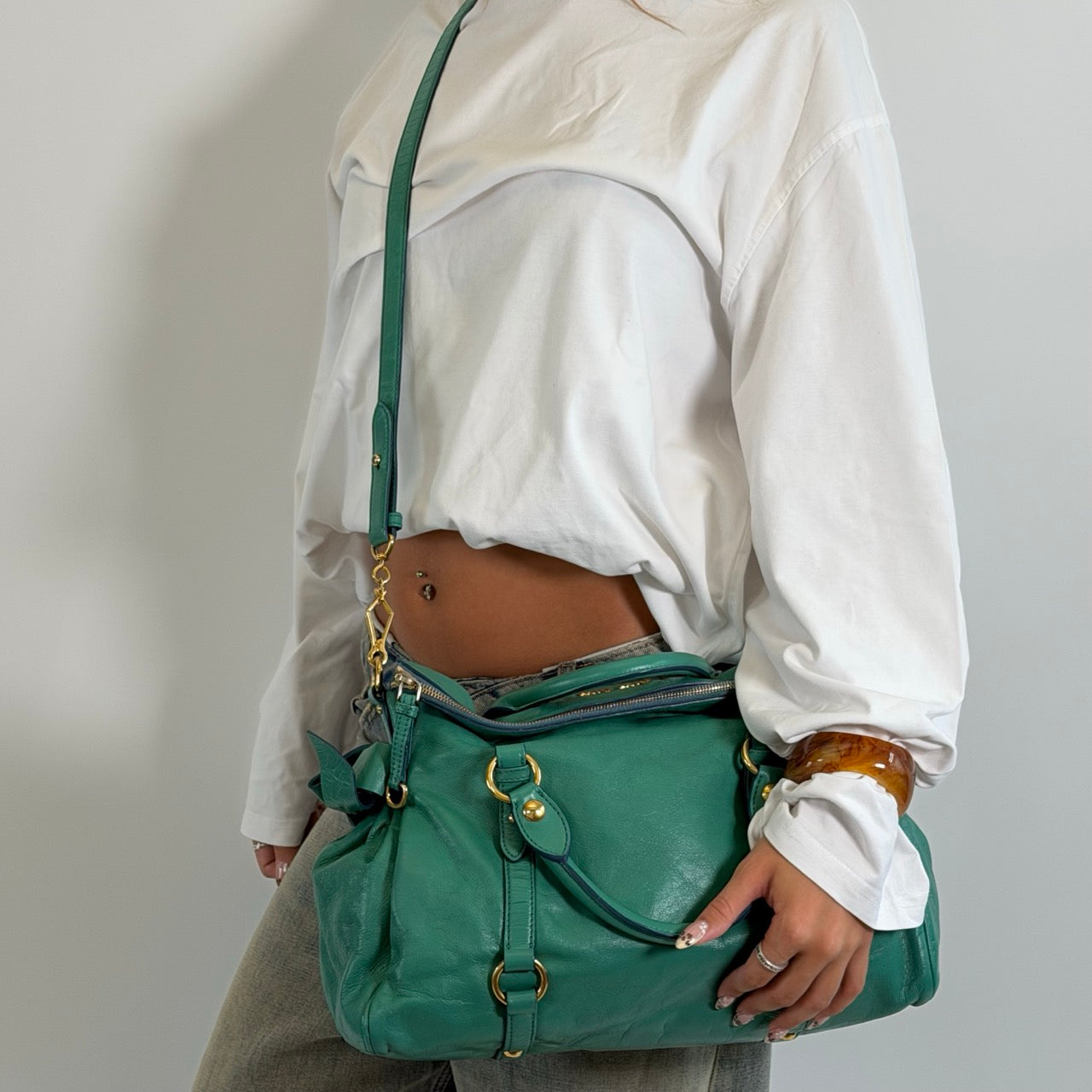 Miu Miu Handtasche Vitello Satchel aus Leder grün