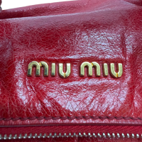 Miu Miu Handtasche Vitello Satchel aus Leder rot