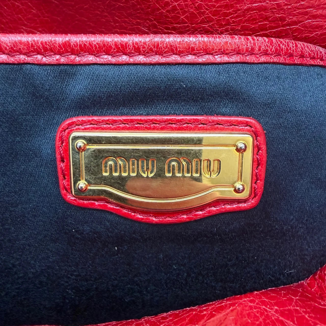 Miu Miu Handtasche Vitello Satchel aus Leder rot