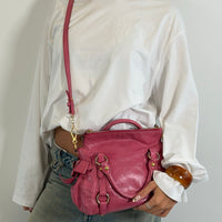 Miu Miu Handtasche Vitello Satchel small mit Umhängegurt aus Leder pink