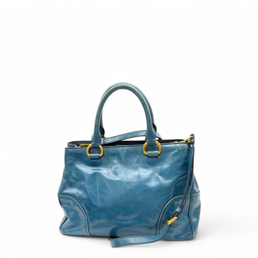 Miu Miu Handtasche Vitello Shine mit Umhängegurt aus Leder blau