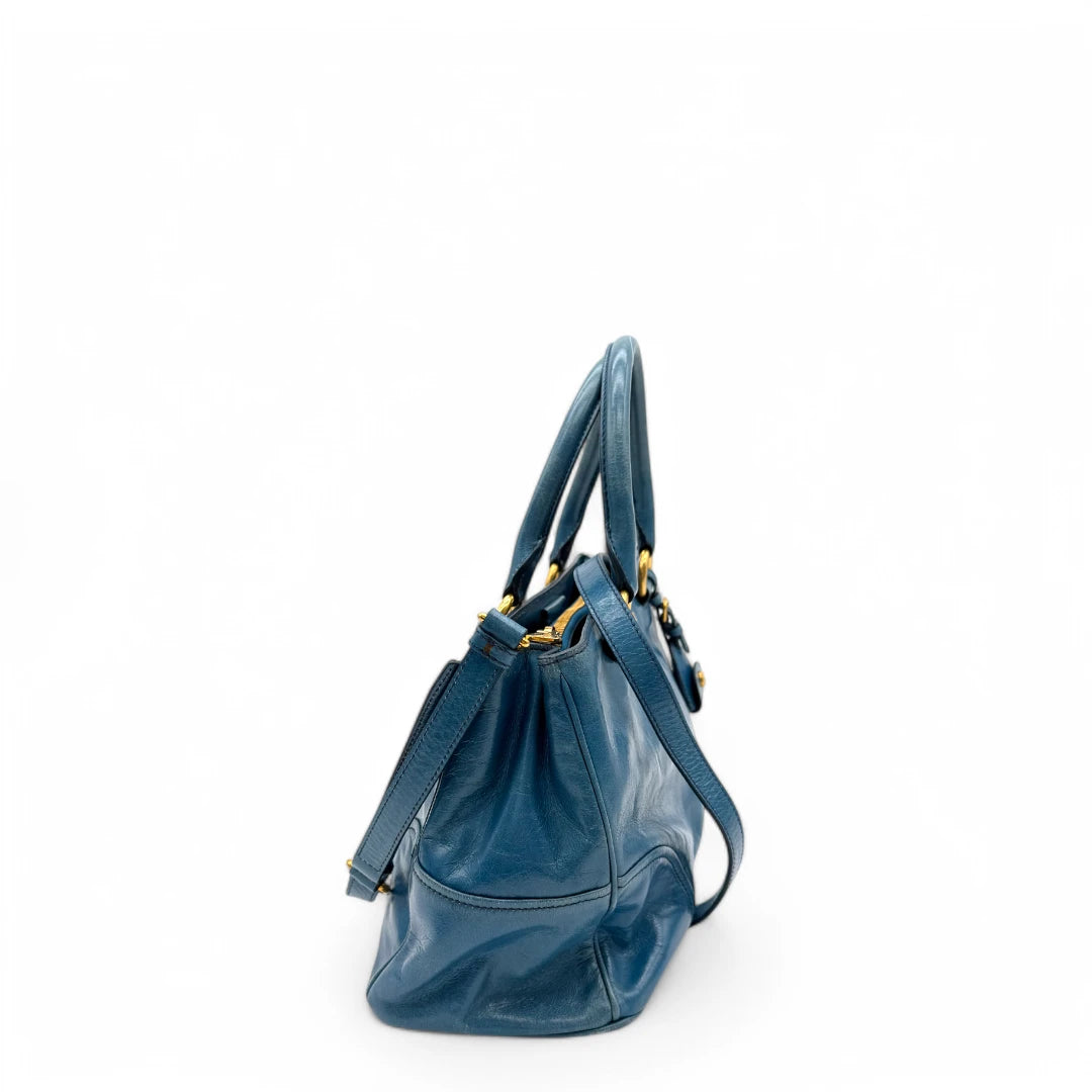 Miu Miu Handtasche Vitello Shine mit Umhängegurt aus Leder blau