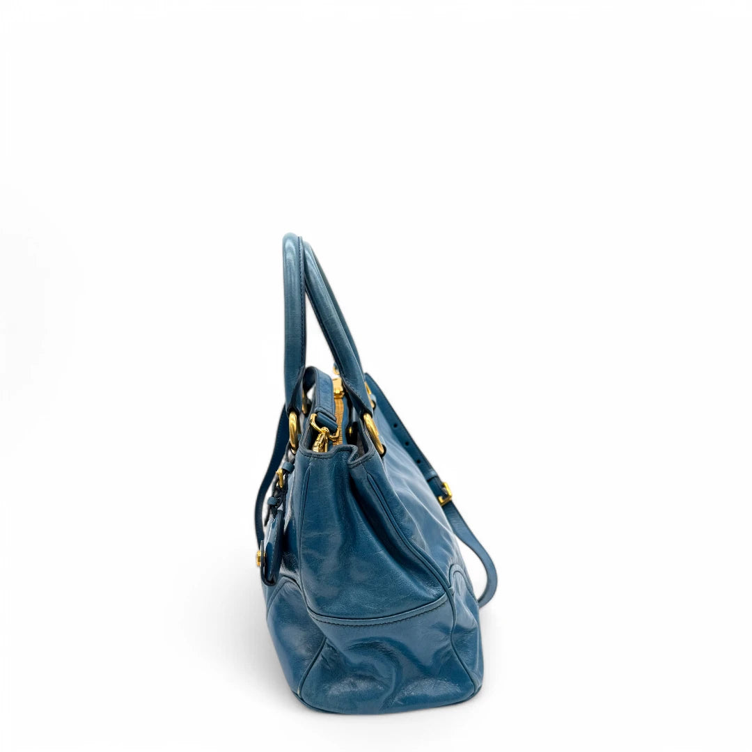 Miu Miu Handtasche Vitello Shine mit Umhängegurt aus Leder blau