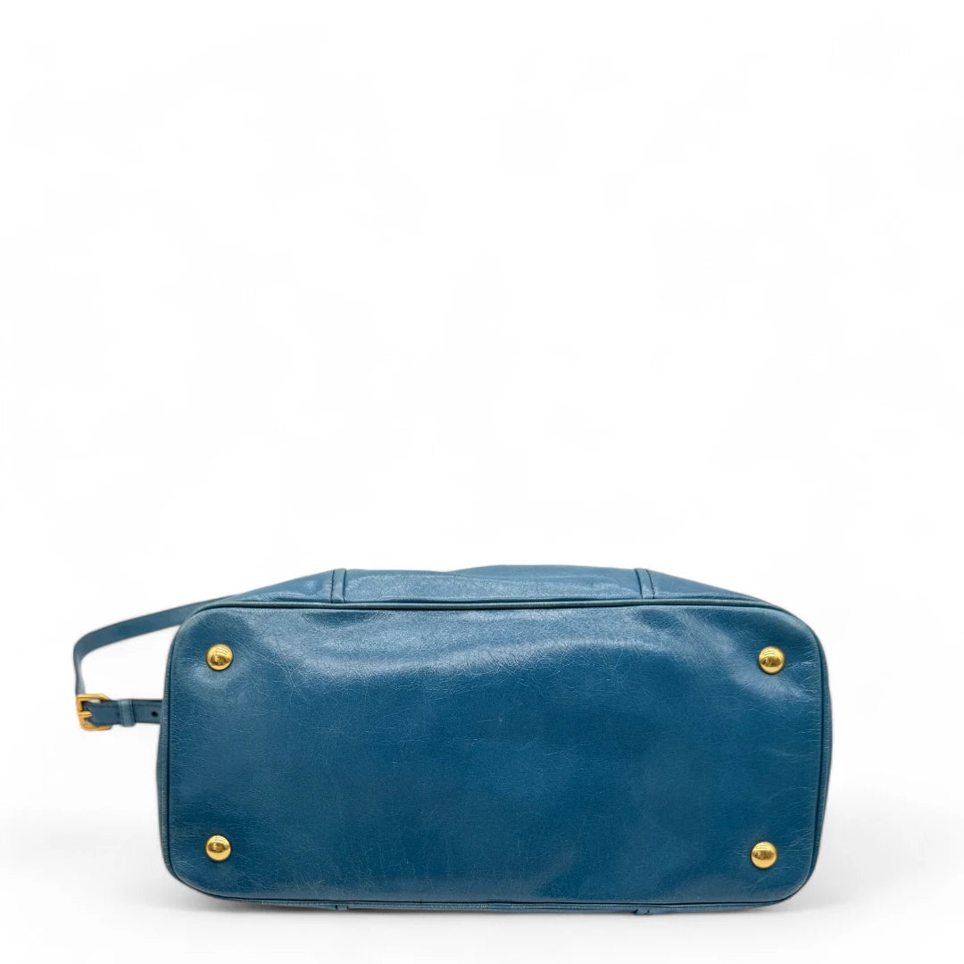 Miu Miu Handtasche Vitello Shine mit Umhängegurt aus Leder blau