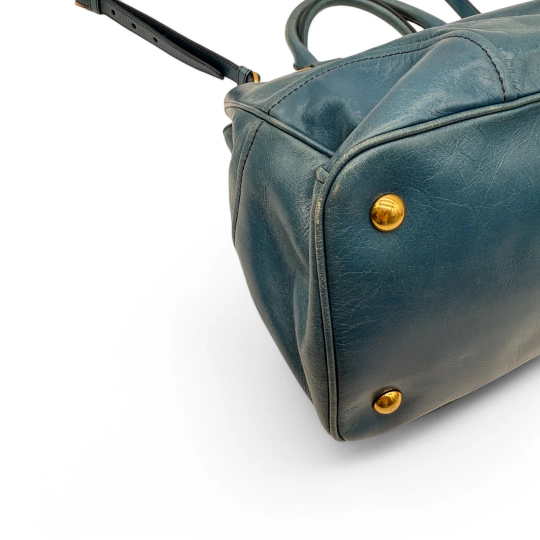Miu Miu Handtasche Vitello Shine mit Umhängegurt aus Leder blau