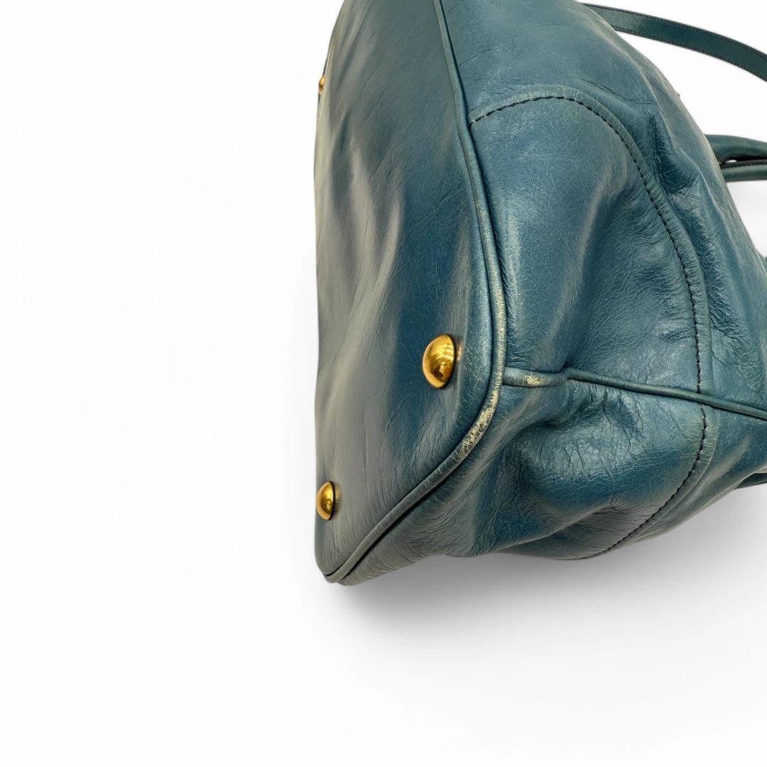 Miu Miu Handtasche Vitello Shine mit Umhängegurt aus Leder blau