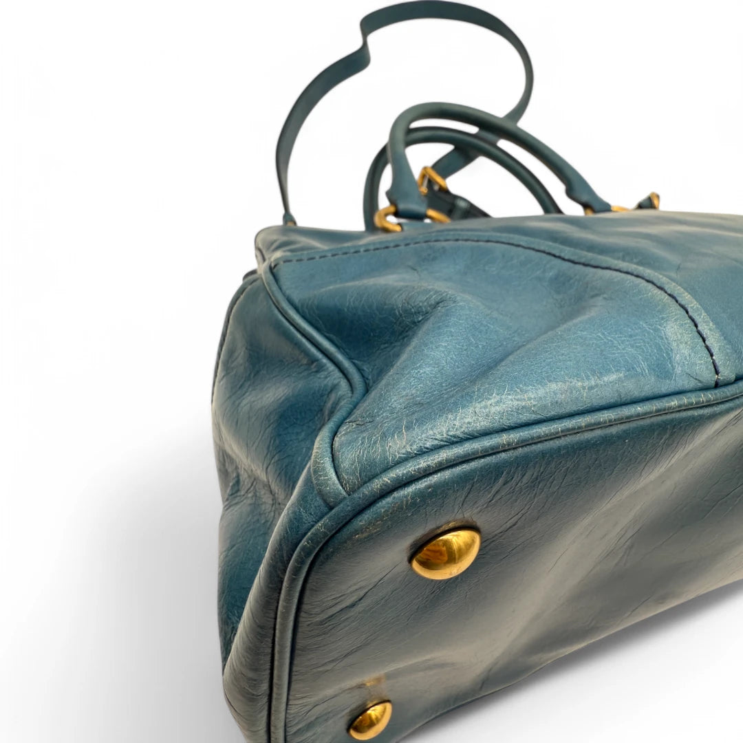 Miu Miu Handtasche Vitello Shine mit Umhängegurt aus Leder blau