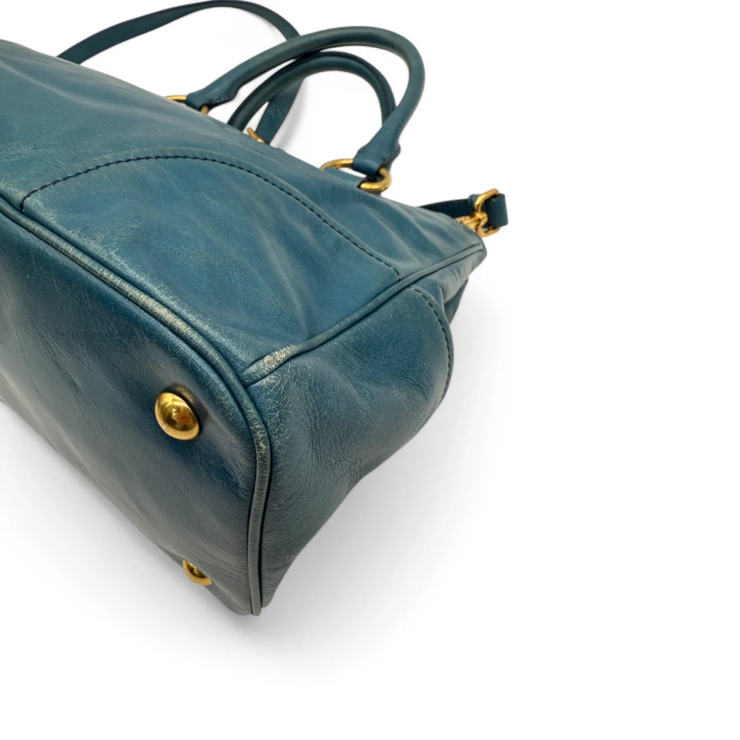 Miu Miu Handtasche Vitello Shine mit Umhängegurt aus Leder blau