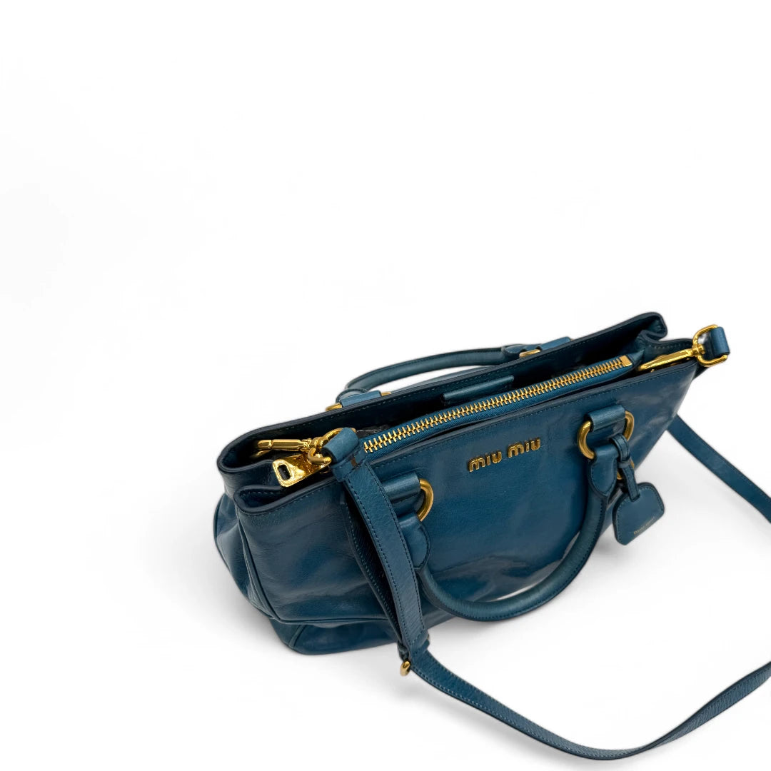 Miu Miu Handtasche Vitello Shine mit Umhängegurt aus Leder blau