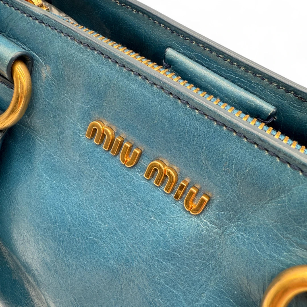 Miu Miu Handtasche Vitello Shine mit Umhängegurt aus Leder blau