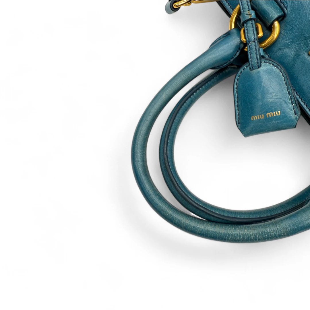 Miu Miu Handtasche Vitello Shine mit Umhängegurt aus Leder blau