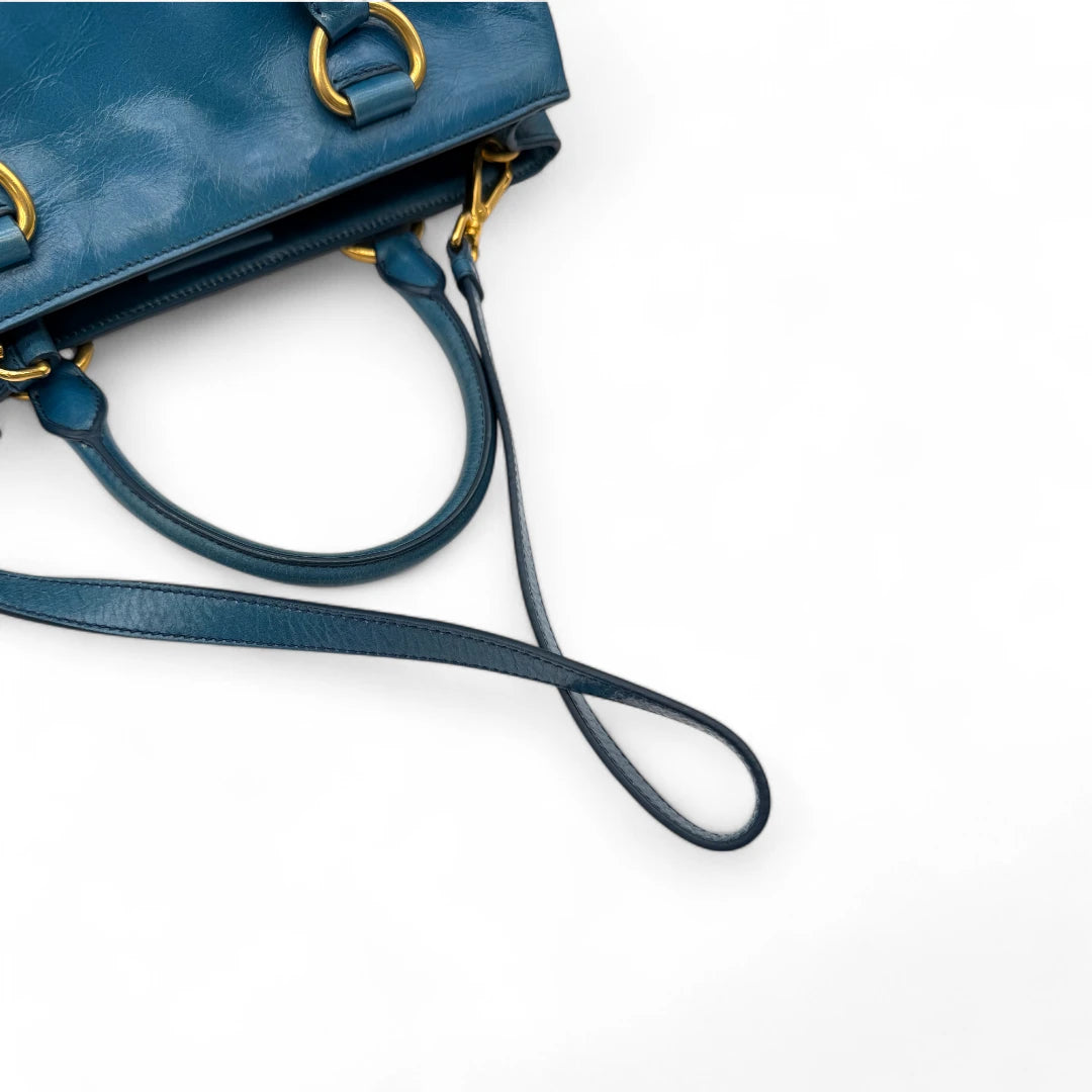 Miu Miu Handtasche Vitello Shine mit Umhängegurt aus Leder blau