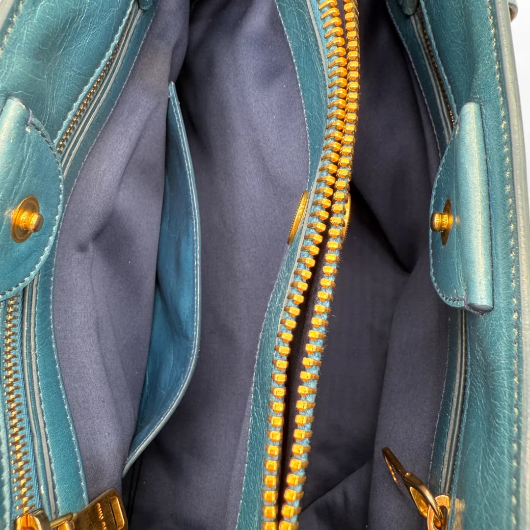Miu Miu Handtasche Vitello Shine mit Umhängegurt aus Leder blau