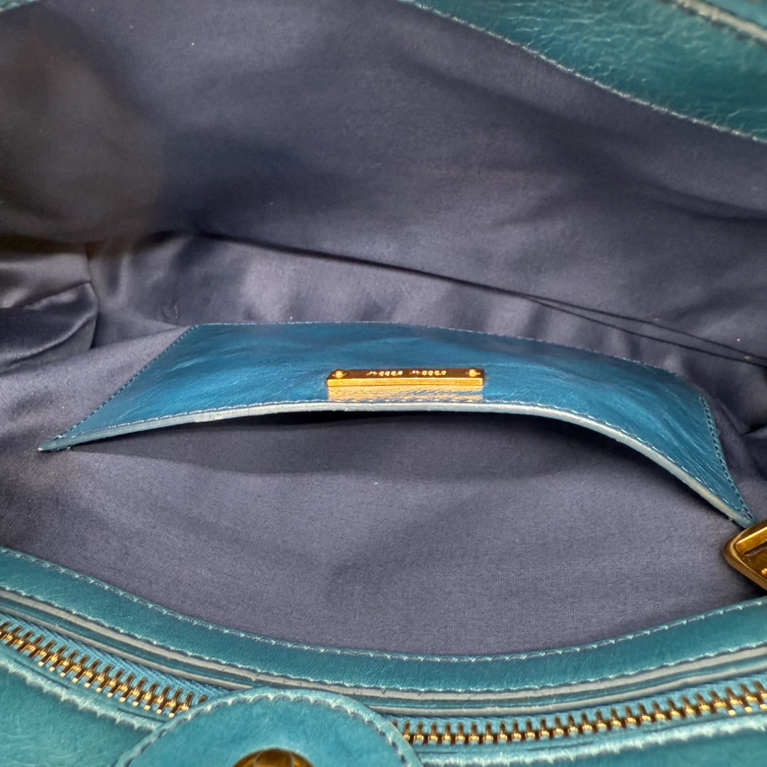 Miu Miu Handtasche Vitello Shine mit Umhängegurt aus Leder blau