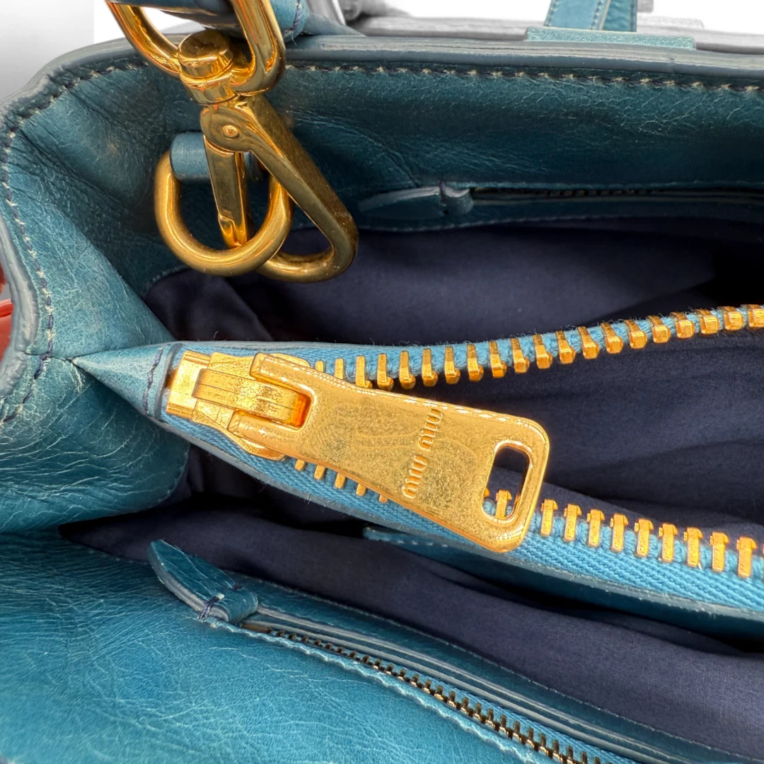 Miu Miu Handtasche Vitello Shine mit Umhängegurt aus Leder blau