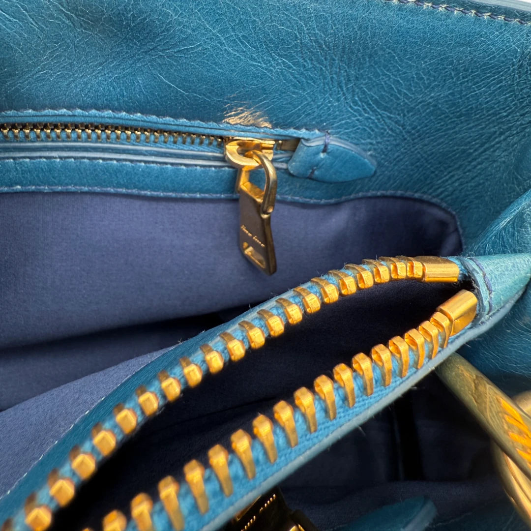 Miu Miu Handtasche Vitello Shine mit Umhängegurt aus Leder blau