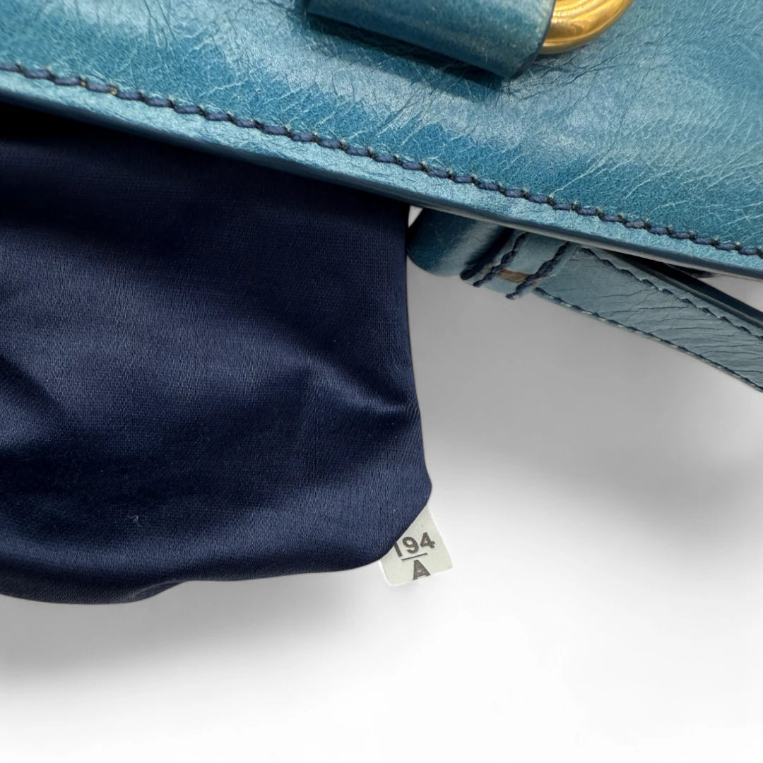 Miu Miu Handtasche Vitello Shine mit Umhängegurt aus Leder blau