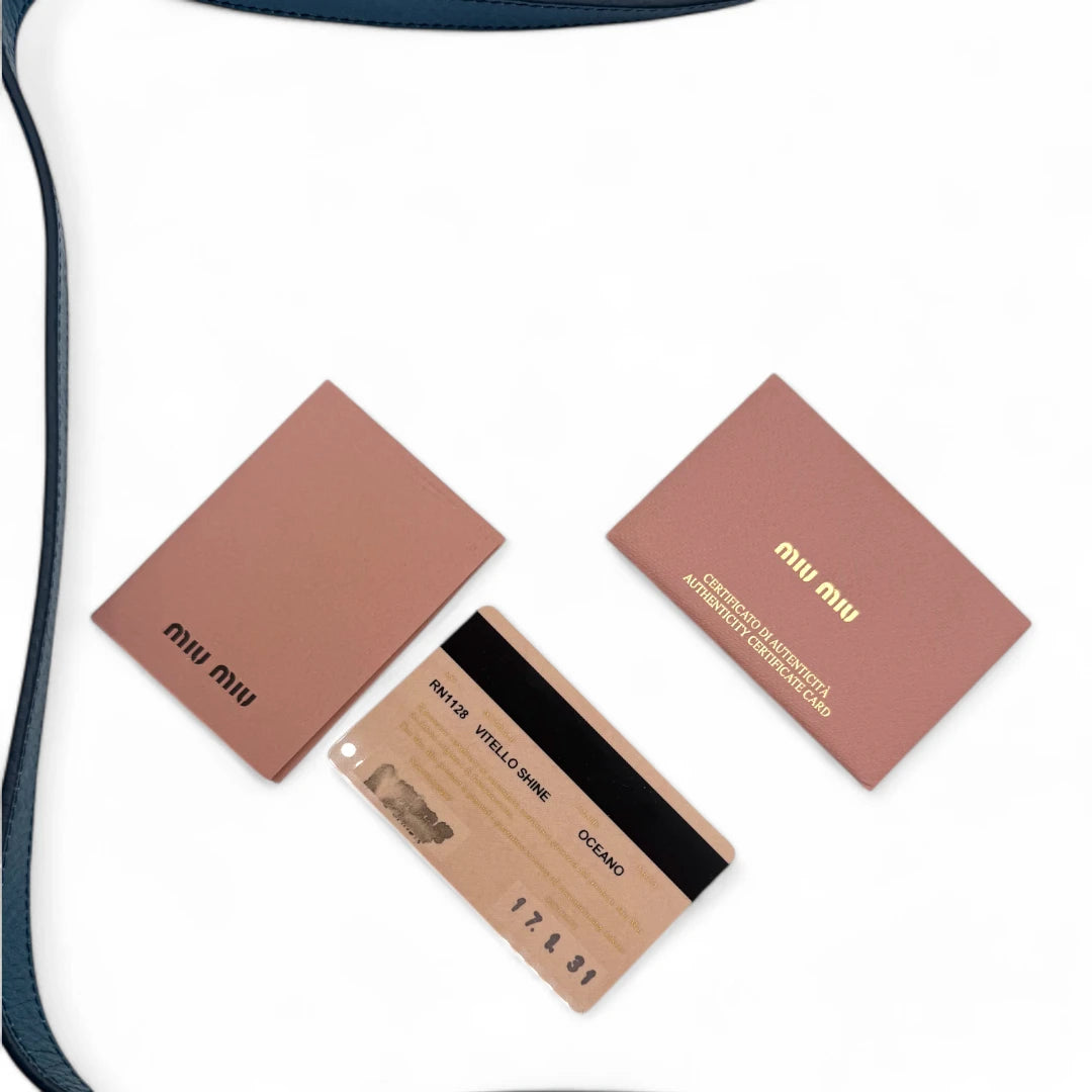 Miu Miu Handtasche Vitello Shine mit Umhängegurt aus Leder blau