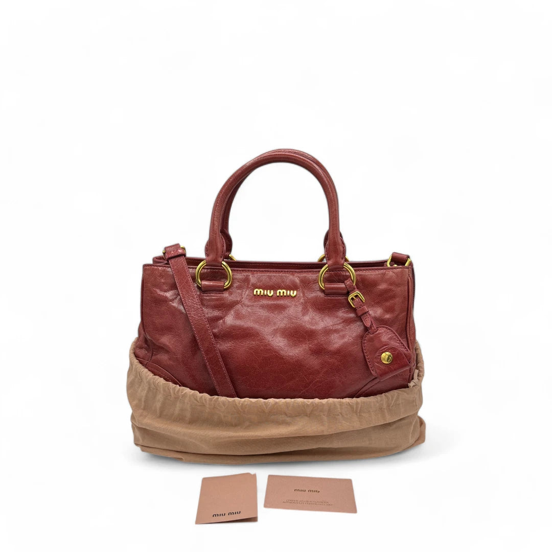 Miu Miu Handtasche Vitello Shine mit Umhängegurt aus Leder rot