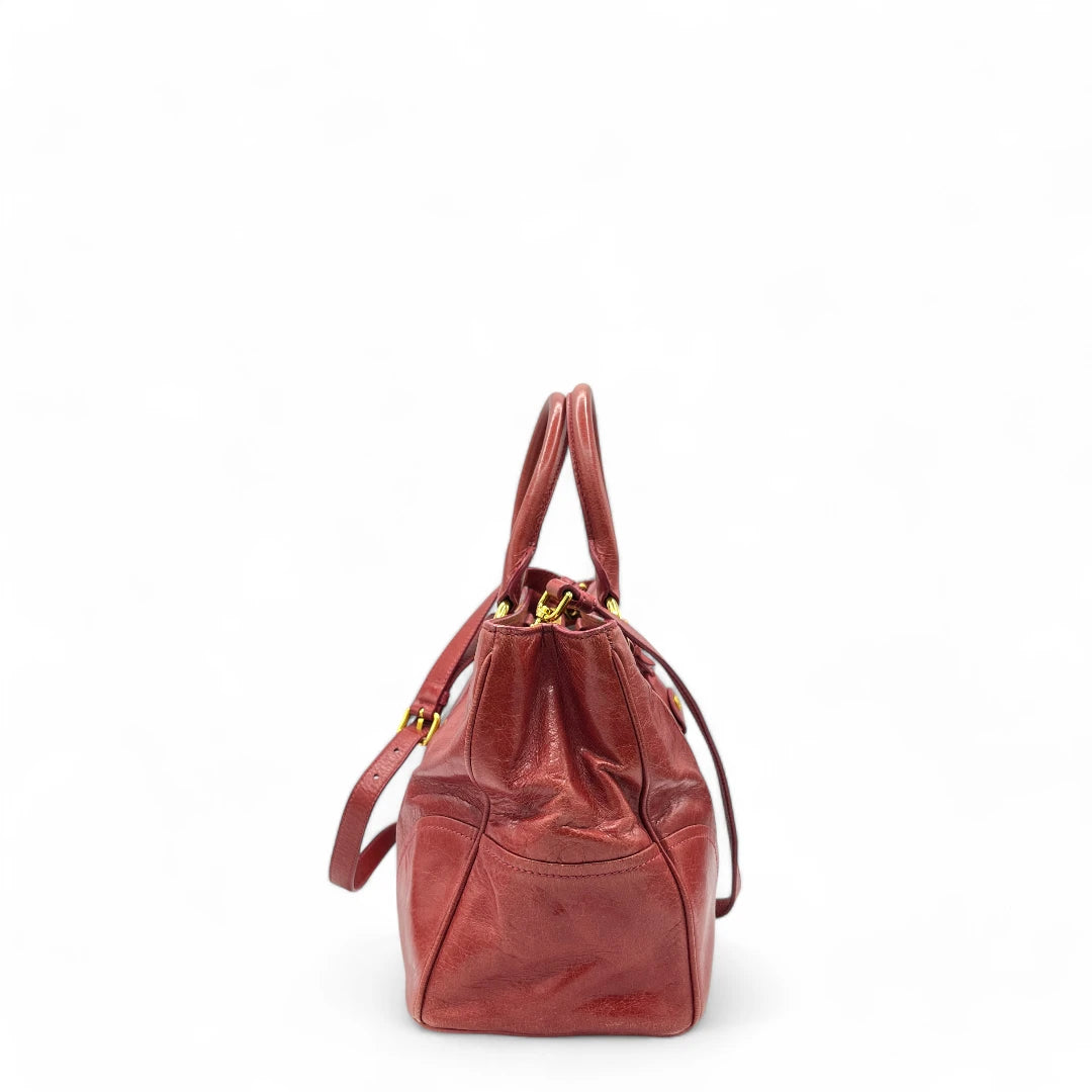 Miu Miu Handtasche Vitello Shine mit Umhängegurt aus Leder rot