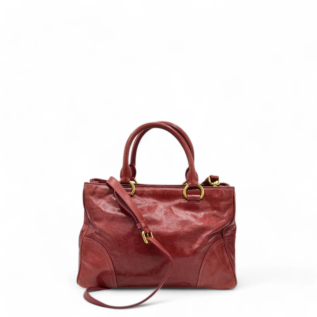 Miu Miu Handtasche Vitello Shine mit Umhängegurt aus Leder rot
