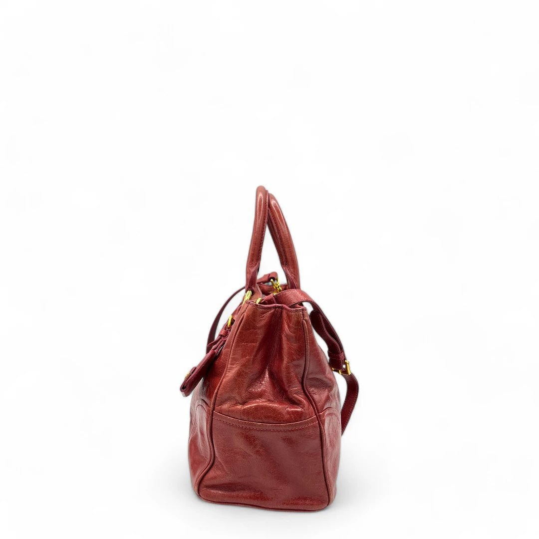 Miu Miu Handtasche Vitello Shine mit Umhängegurt aus Leder rot