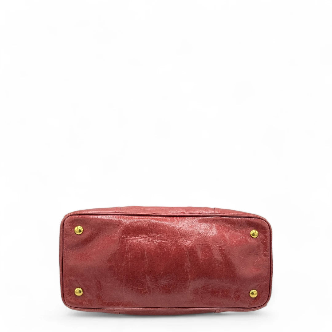 Miu Miu Handtasche Vitello Shine mit Umhängegurt aus Leder rot