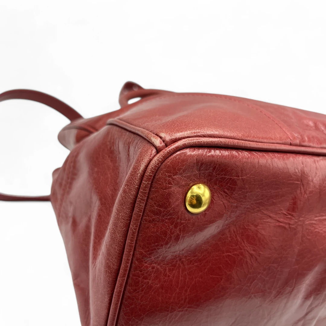 Miu Miu Handtasche Vitello Shine mit Umhängegurt aus Leder rot
