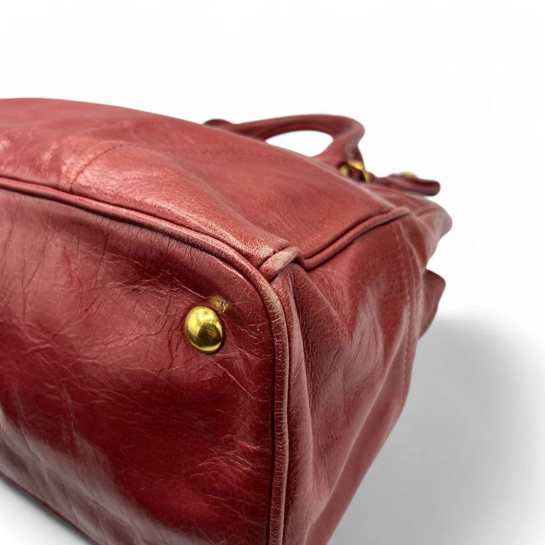 Miu Miu Handtasche Vitello Shine mit Umhängegurt aus Leder rot