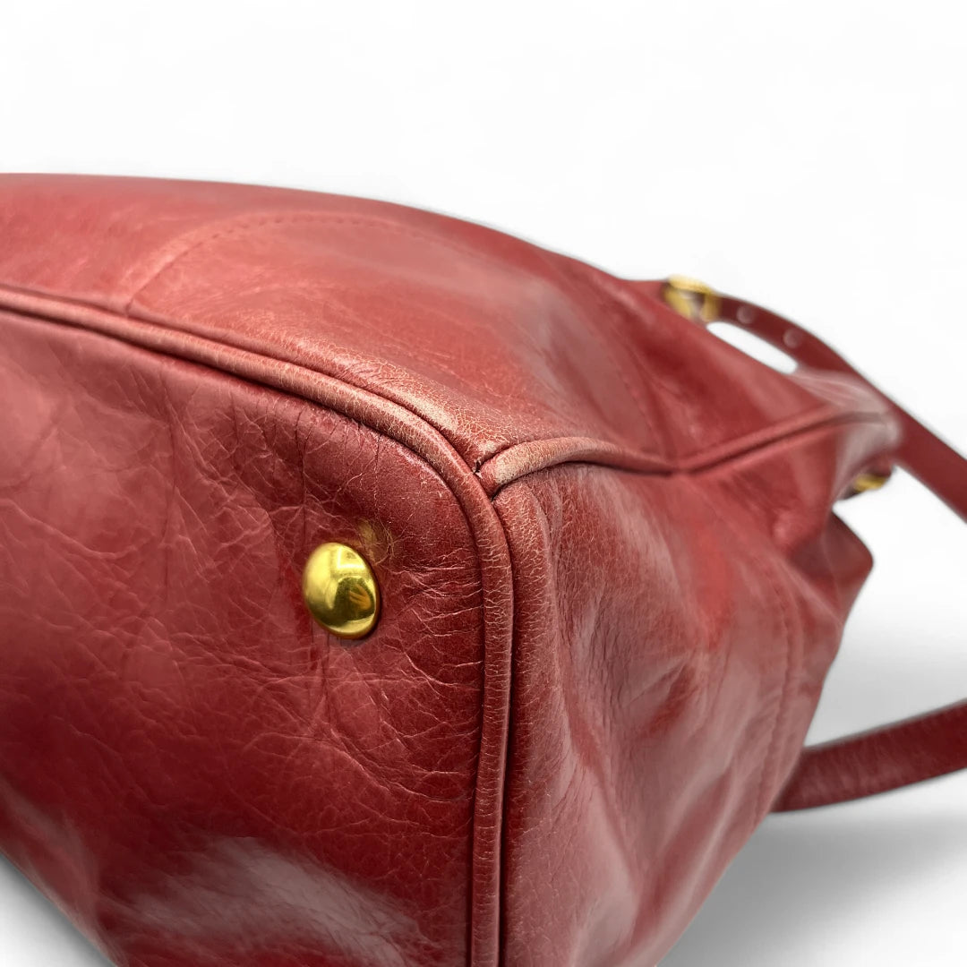 Miu Miu Handtasche Vitello Shine mit Umhängegurt aus Leder rot