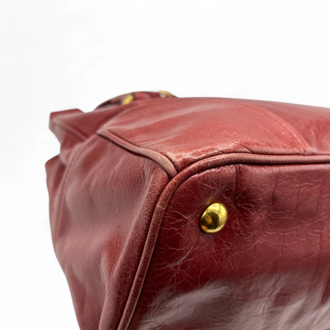 Miu Miu Handtasche Vitello Shine mit Umhängegurt aus Leder rot