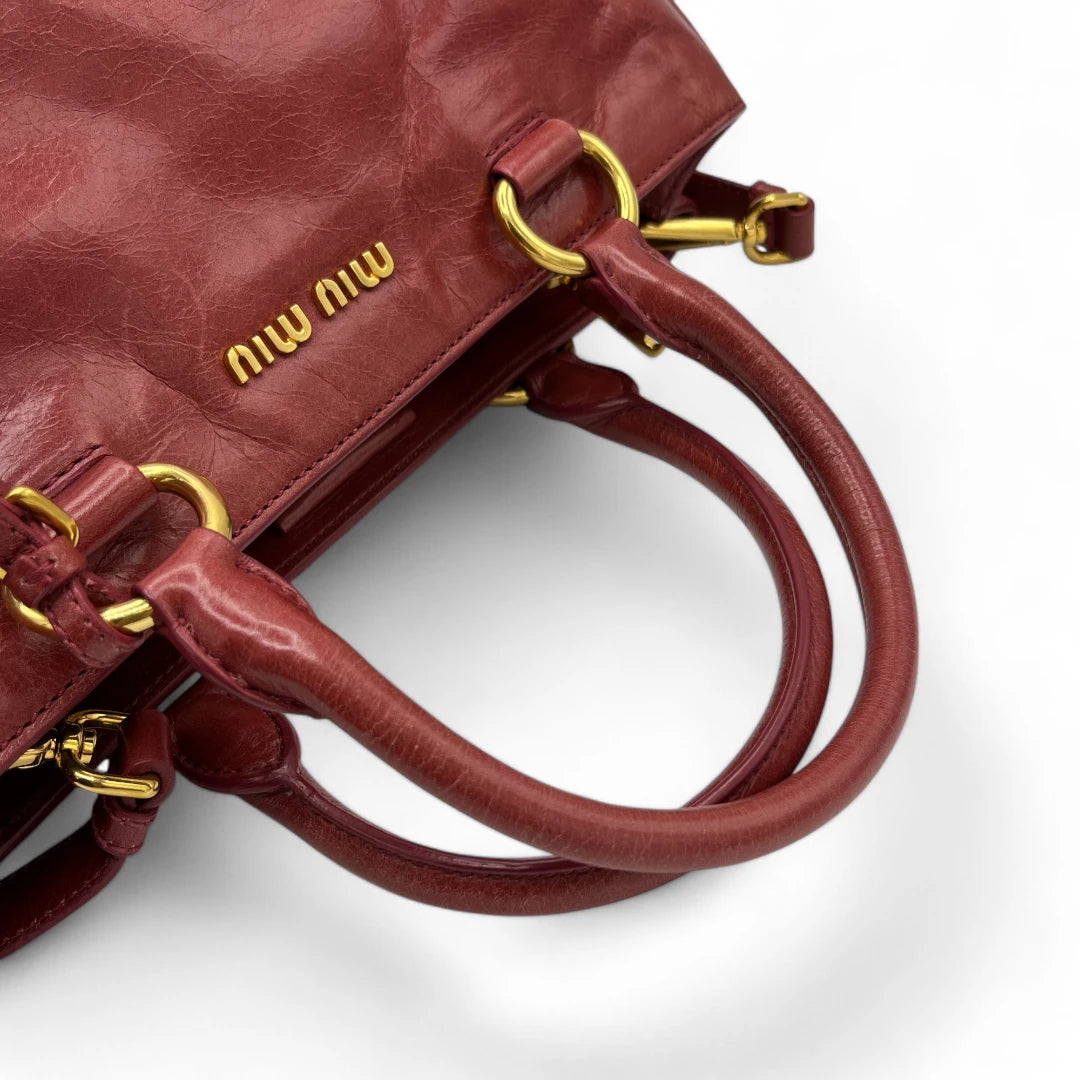 Miu Miu Handtasche Vitello Shine mit Umhängegurt aus Leder rot