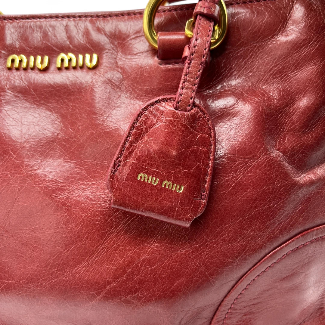 Miu Miu Handtasche Vitello Shine mit Umhängegurt aus Leder rot