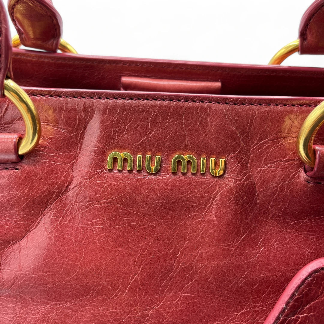 Miu Miu Handtasche Vitello Shine mit Umhängegurt aus Leder rot